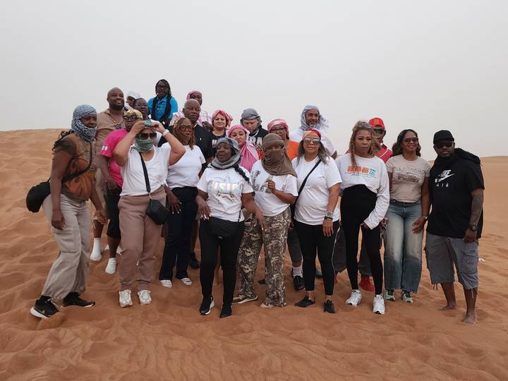 Groupe habillé pour un safari dans le désert dans les dunes.