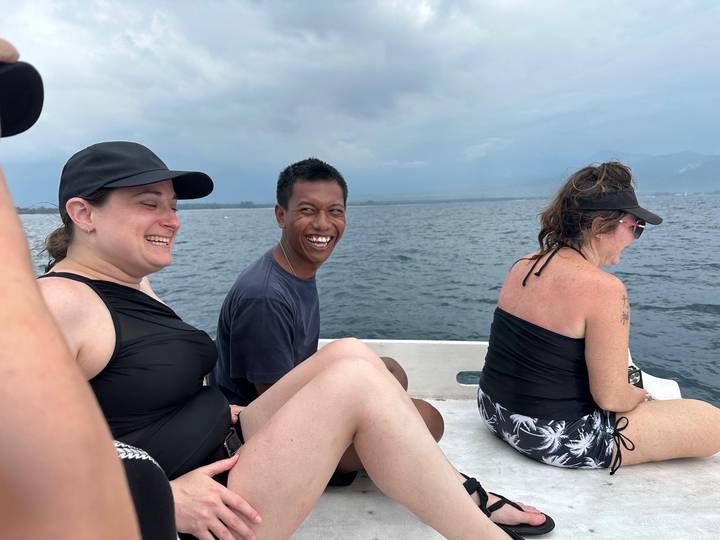 Menschen auf einem Boot genießen eine Fahrt mit Meereslandschaft.