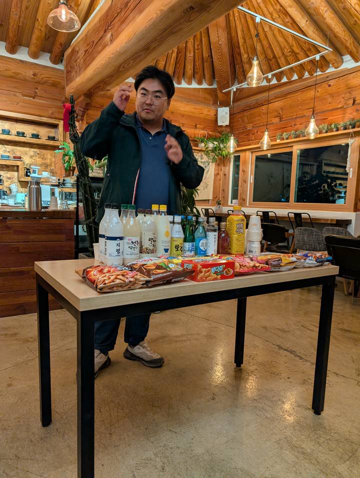 Een verscheidenheid aan snacks en drankjes uitgestald op een tafel binnenshuis.