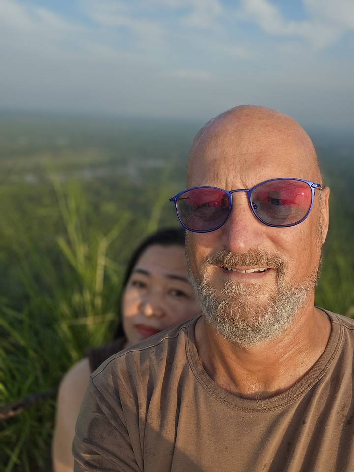 Primer plano de una persona con otra parcialmente visible cerca.