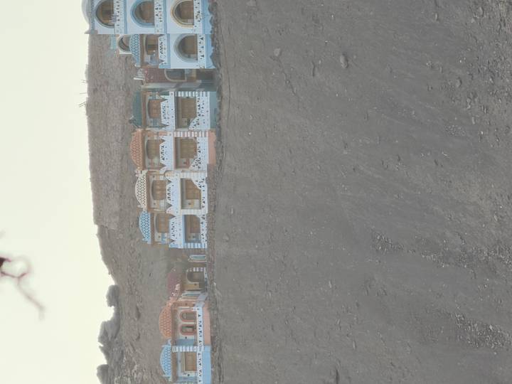 Casas coloridas en una ladera árida.