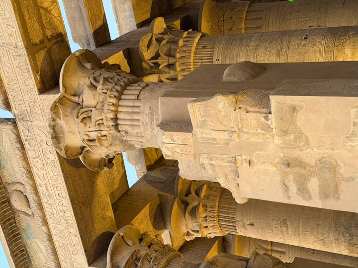 Columna del antiguo Egipto con tallados intrincados.