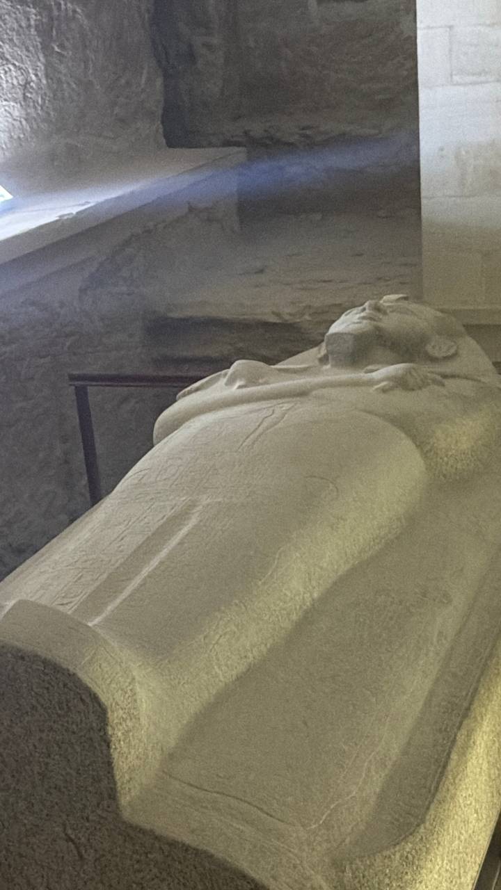 Primer plano de un sarcófago en un ambiente con poca luz.