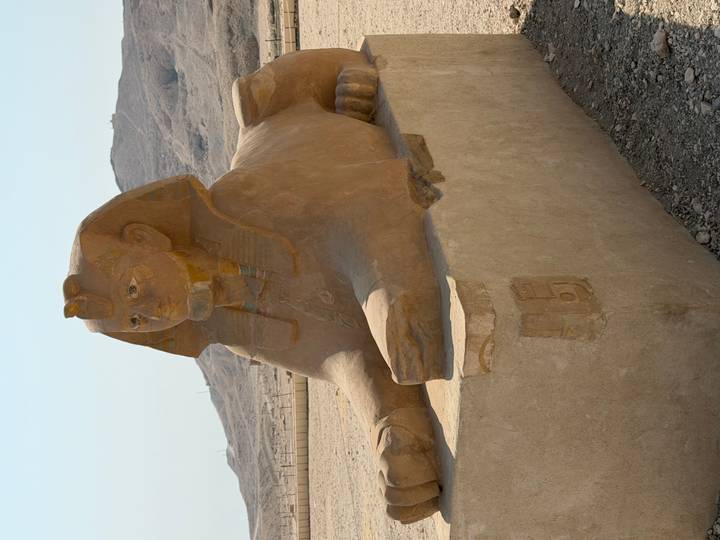 Estatua de una Esfinge en un paisaje desértico.