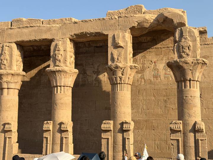 Fila de columnas del antiguo Egipto con grabados.