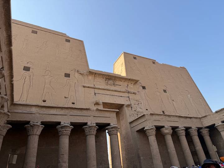 Fachada de un templo egipcio antiguo con grabados.