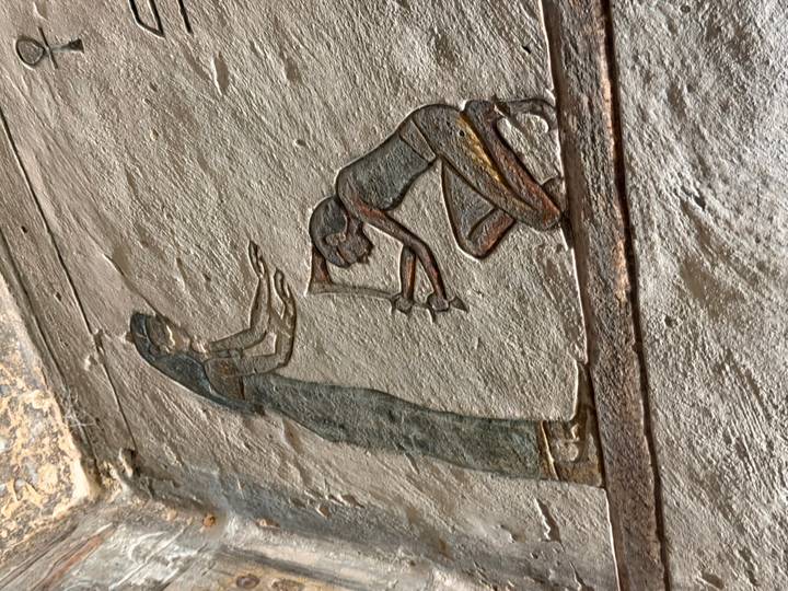 Grabados en una antigua pared de piedra egipcia.