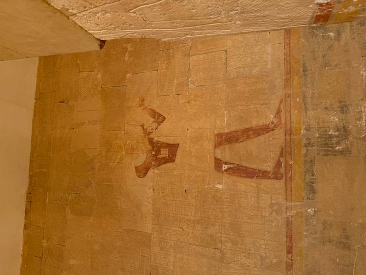 Tallado de un faraón ofreciendo obsequios en una pared del antiguo Egipto.