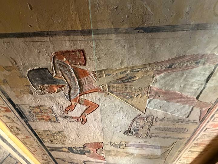 Tallado de un faraón con jeroglíficos en una pared del antiguo Egipto.