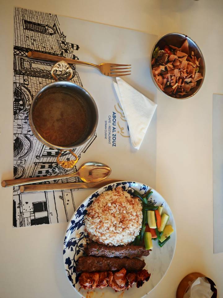 Eine Draufsicht auf ein Essensarrangement mit Reis und Suppe im Restaurant Abou El-Zouz.