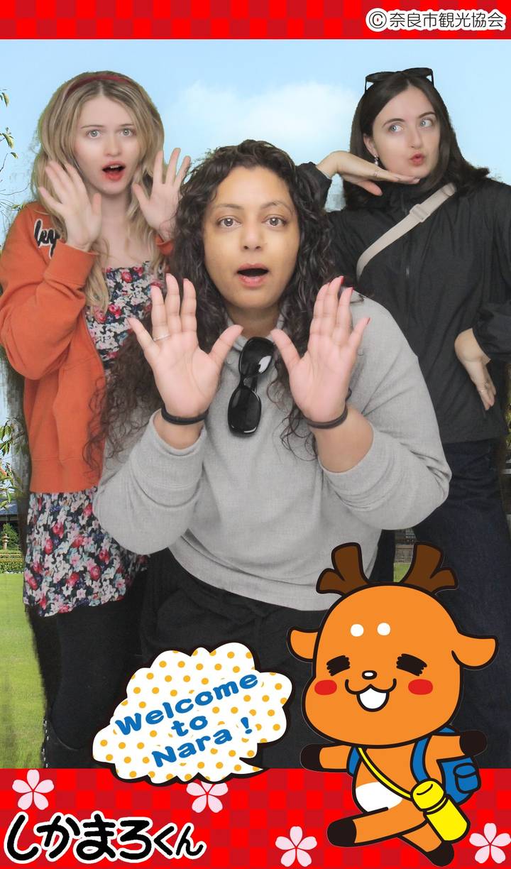 Menschen posieren für ein Gruppenfoto.