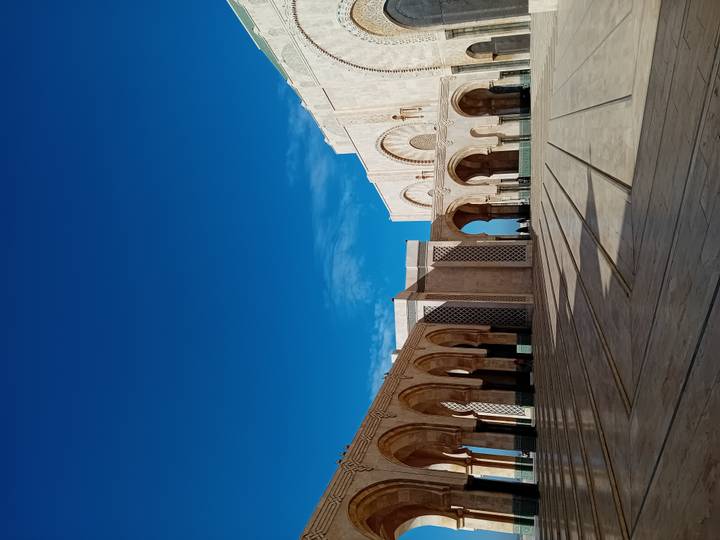 Hassan-II-Moschee-Innenhof mit blauem Himmel.