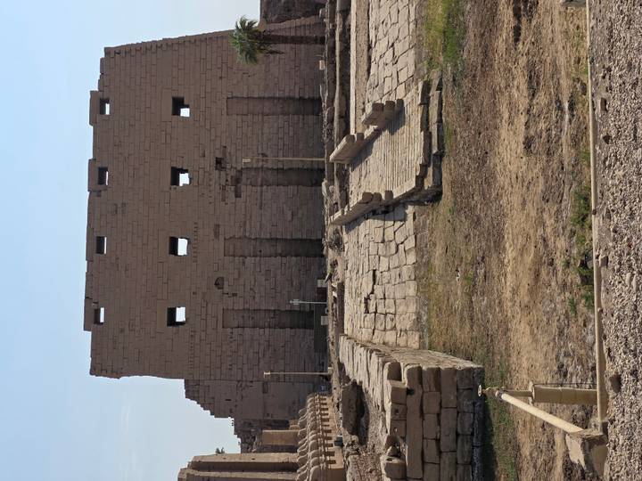 Anciens murs fortifiés avec un ciel dégagé.