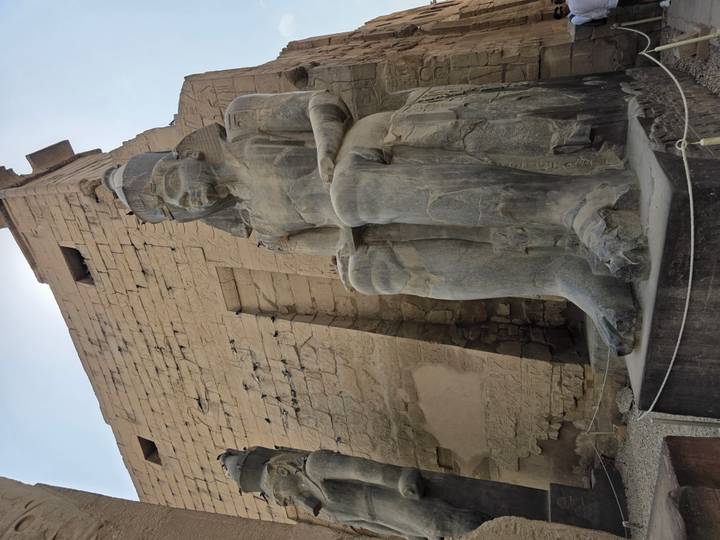 Grande statue de pierre d'une figure de l'Égypte antique.