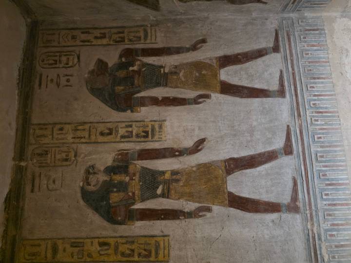 Mur intérieur avec des figures égyptiennes représentées dans les hiéroglyphes.