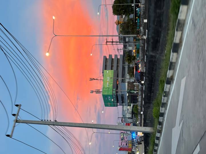 Edificios urbanos con un cielo de atardecer