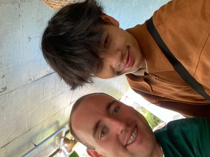 Dos personas tomándose una selfie.