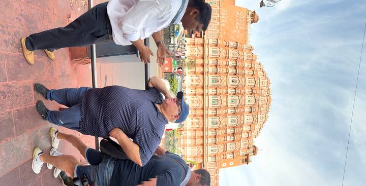 Crowd in front of the Hawa Mahal.