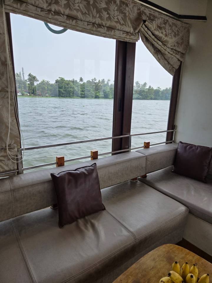 Interior de un barco con vista del agua a través de las ventanas.