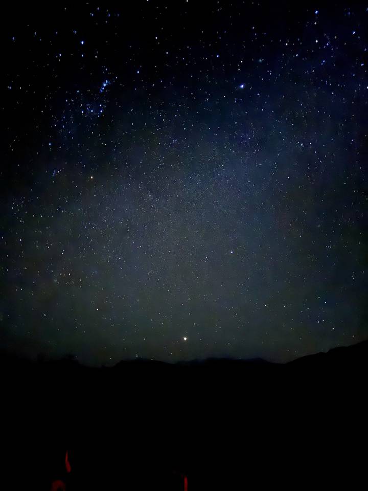 Heldere nachtelijke hemel vol met sterren.