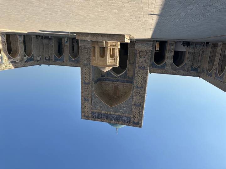 Una madraza histórica con un patio abierto y cúpula azul.