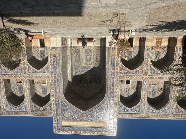 Una gran madrasa con fachada intrincada y cúpulas.