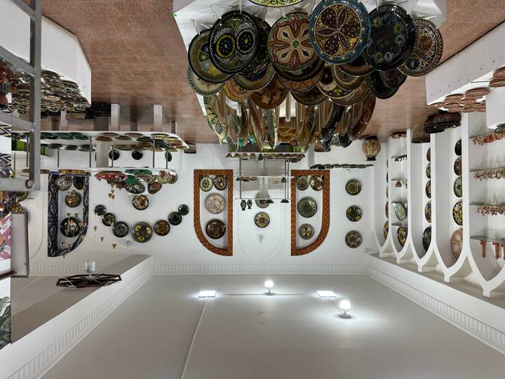 Una vista interior de una tienda de artesanías con platos de cerámica.
