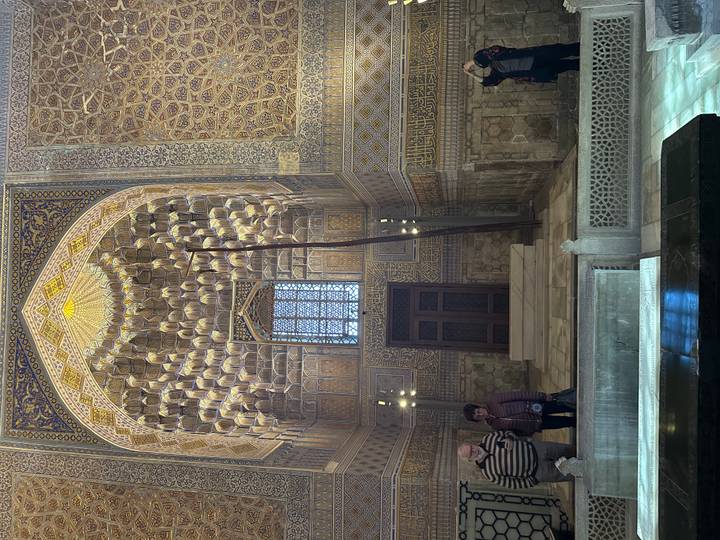 Interior de una mezquita con patrones geométricos intrincados.