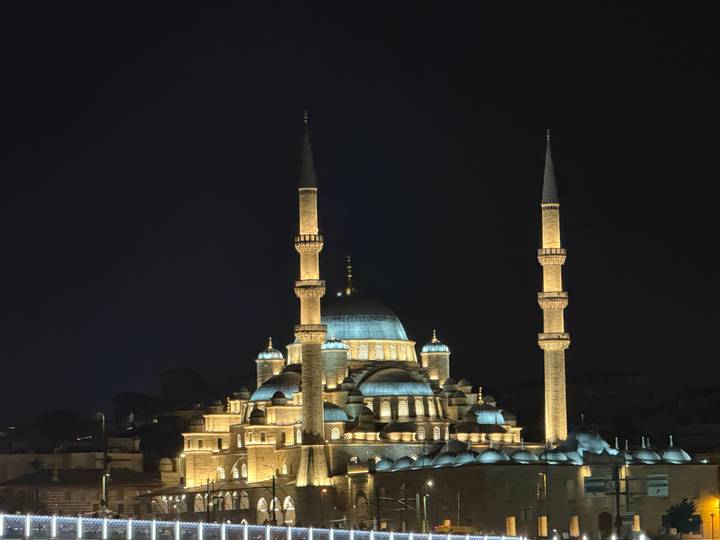 Eine nachts beleuchtete Moschee.