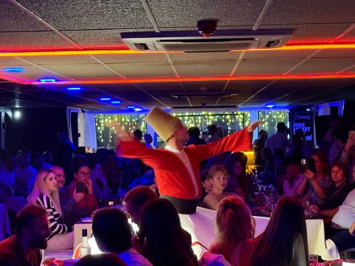 Eine Aufführung eines tanzenden Derwischs vor Publikum.