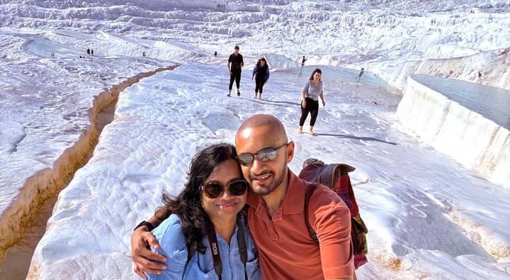 Paar an den Pamukkale-Travertinen.