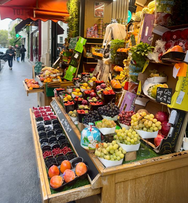 Lebendige Ausstellung verschiedener Früchte in einer Marktumgebung.