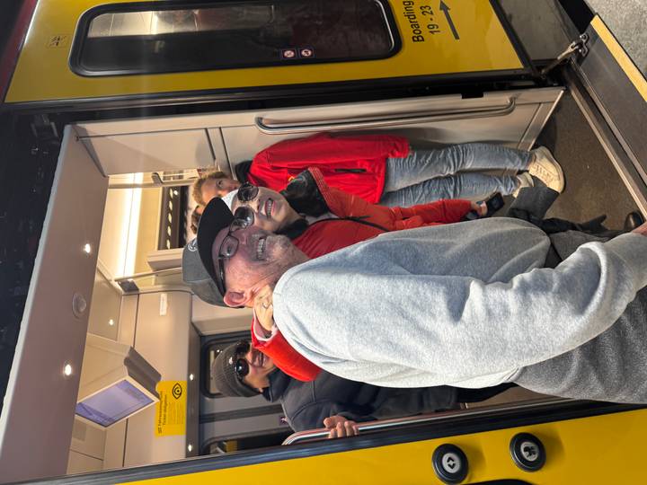 Gruppe von Menschen, die ein Selfie in einem Zug machen.