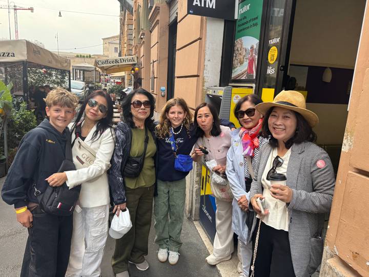 Familie posiert vor einer Windmühle an einem Kanal.
