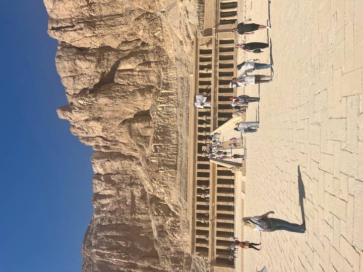 Templo con un fondo montañoso dramático.