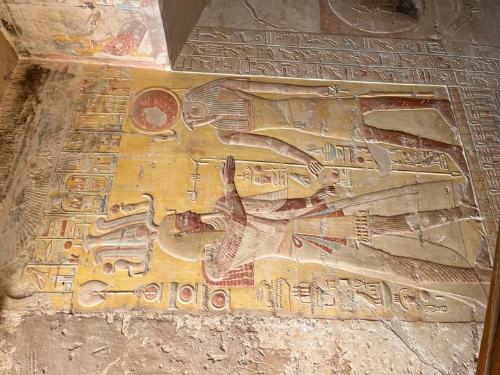 Coloridas pinturas murales del antiguo Egipto.