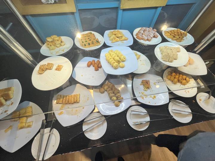 Buffet con varios postres en exhibición.