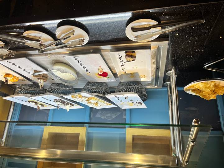 Buffet con platos de postres restantes.