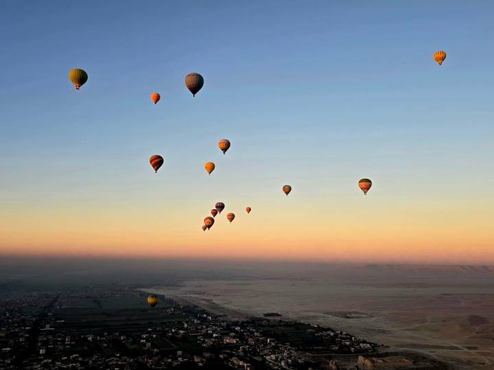 Globos aerostáticos en el cielo al amanecer.