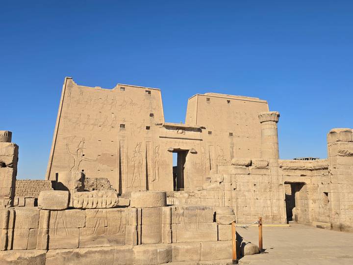 Fachada de un templo del antiguo Egipto.
