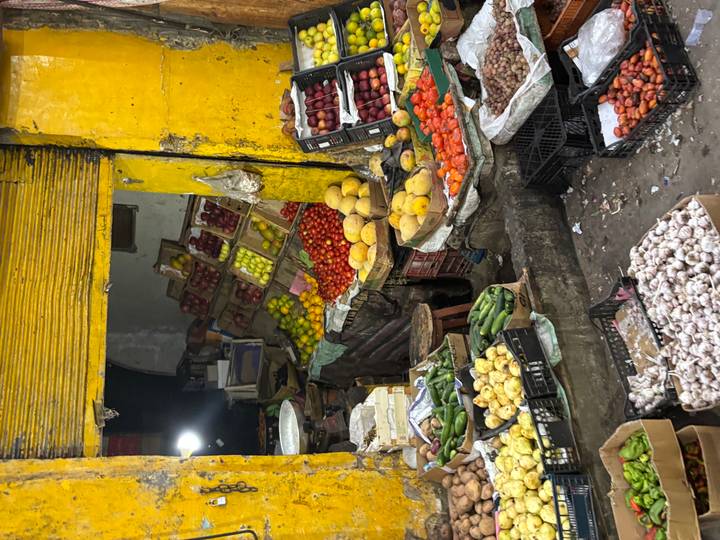 Groente- en fruitkraam met kleurrijke producten.