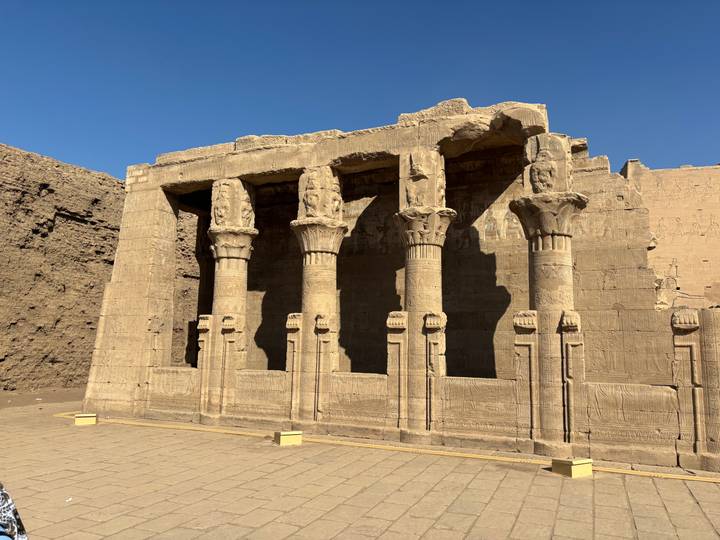 Gezuilde structuur van een oude Egyptische tempel.