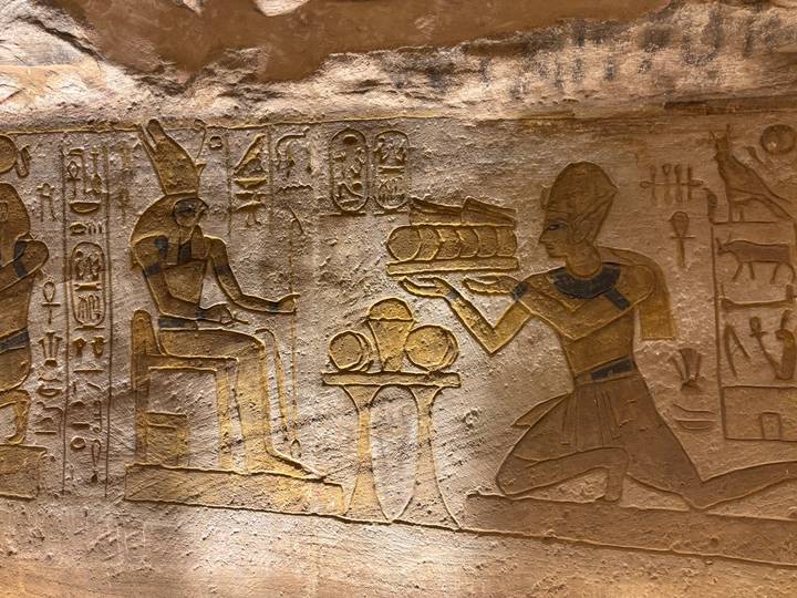 Oude Egyptische gravures die figuren en symbolen benadrukken.