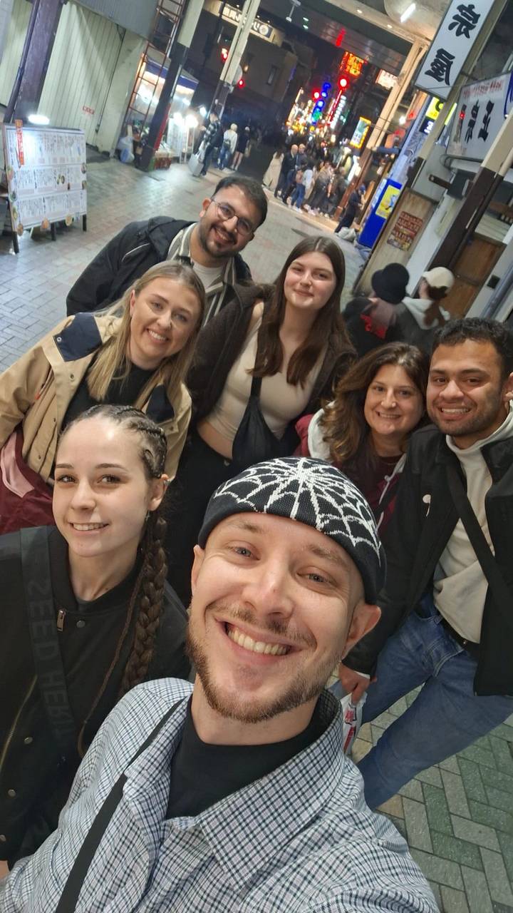 Gruppe lächelnder Menschen, die ein Selfie machen.