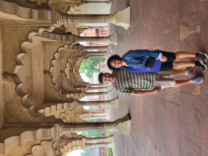 Paar posiert unter Arkadenbogen.