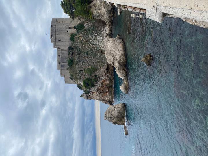 Forteresse côtière historique surplombant la mer.