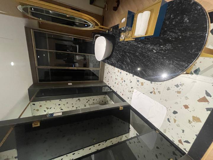 Baño moderno con un espejo grande y lavabo.