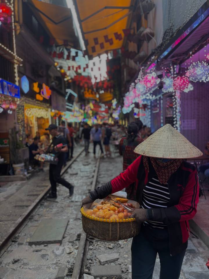 Een drukke straat met een persoon met een kegelvormige hoed.