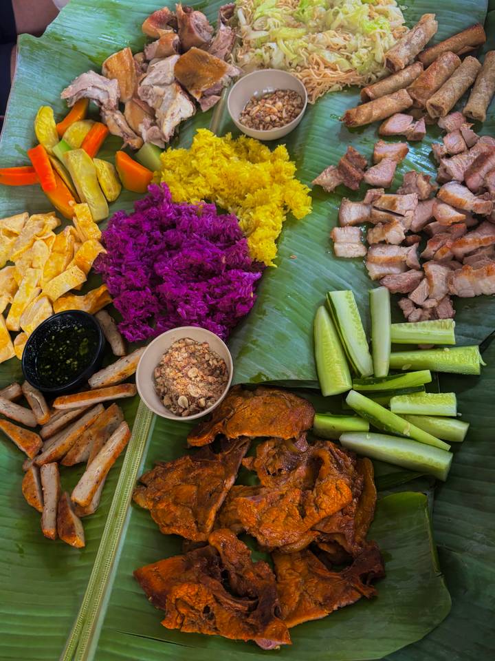 Een kleurrijke en gevarieerde uitstalling van traditionele gerechten.