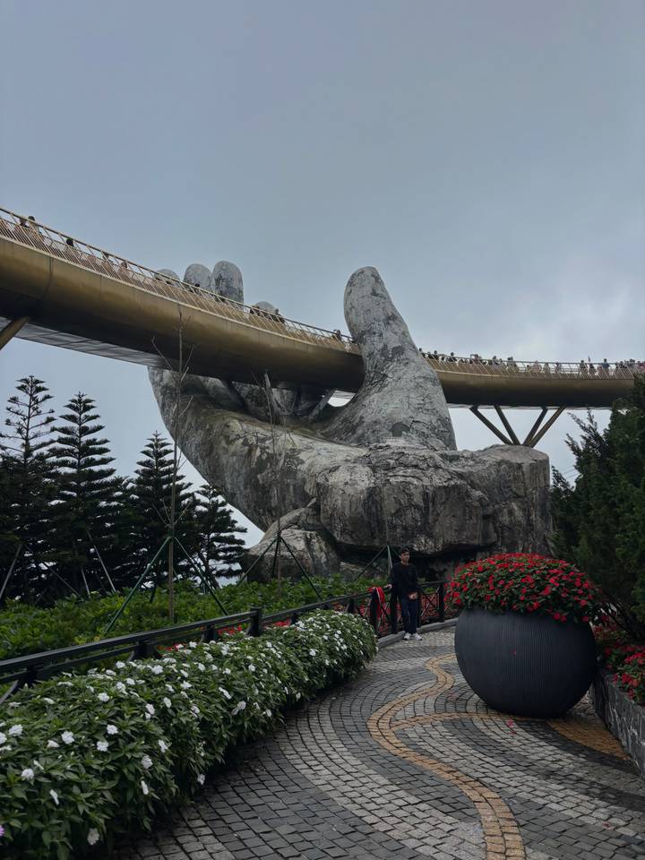 Een gigantisch handbeeld dat een brug omhoog houdt.